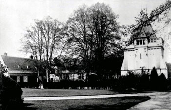Old Warden Park courtyard and stable about 1900